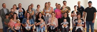 Gemeinde Sehmatal geht auf Schmusekurs mit ihren Jüngsten - Bürgermeister Sebastian Nestler (links) hat im Familien- und Seniorenzentrum die jüngsten Sehmataler begrüßt.