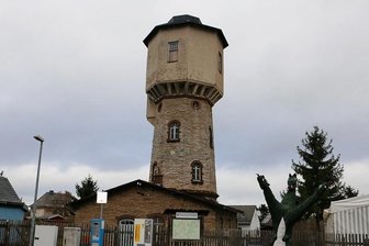 Gemeinde verkauft Syrauer Wasserturm an private Hände - Der Syrauer Wasserturm ist jetzt in privater Hand. Die Konsolen unter dem Wasserbehälter oben am Turm sollen noch in diesem Jahr erneuert werden. Da bröckelt der Beton. 