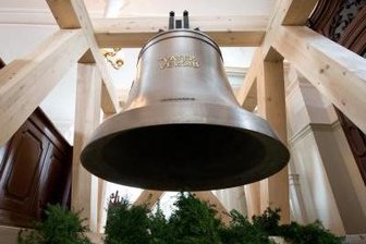 Gemeinde weiht neue Bronzeglocken -