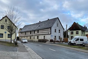 Gemeinde will mobilen Blitzer in Schönbrunn aufstellen - In Schönbrunn gibt es eine Debatte um Verkehrssicherheit und Tempo 30 in der Ortsdurchfahrt. Die Gemeinde Bösenbrunn plant den Einsatz eines mobilen Blitzers an der Hauptstraße.