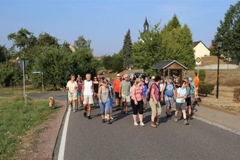Gemeinde Zettlitz geht auf Wanderschaft - Zum Wandertag nutzen Einwohner die Gelegenheit, miteinander ins Gespräch zu kommen.