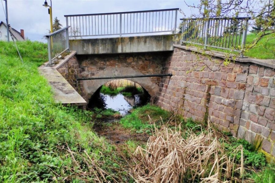 Gemeinde Zettlitz saniert Bachdurchlauf - Zu geringe Fließgeschwindigkeit und fehlendes Gefälle führen zum Absetzen von Sedimenten unter der Brücke. 