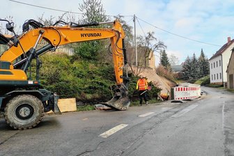 Gemeinde Zettlitz veröffentlicht Haushaltplan 2023 - Einen besonders aufwändigen Abschnitt bei der Sanierung der Zettlitzer Hauptstraße bildet die Stützmauer. 