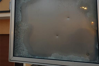 Gemeinde Zschorlau stellt Strafanzeige nach Vandalismus - Der zerstörte Schaukasten am Haus der Vereine in Zschorlau.