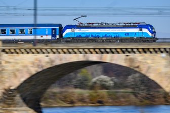 Gemeinden klagen gegen neue Bahntrasse Dresden–Prag - Ein Eurocity Zug aus Tschechien fährt über die Marienbrücke. in Dresden.
