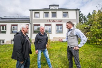 Gemeinderäte im Erzgebirge gönnen sich 800-Euro-Bonus – Bürgermeister muss dafür auf soziales Vorhaben verzichten - Bürgermeister Thomas Lang (rechts) vor dem Ärztehaus in Schönheide mit Gottfried Trommer (links) und Jens Unger.