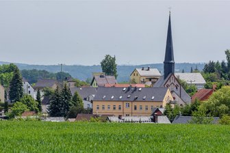 Gemeinderat in Dennheritz: Künftig sitzt die AfD mit am Tisch - Blick auf die Ortsmitte von Dennheritz. Zum Gemeinderat gehören künftig neun Männer und drei Frauen.