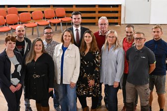 Gemeinderat in Mühlau komplett – Jetzt geht es an die Arbeit - Der Mühlauer Gemeinderat: Hinten v. l.: Klaus Schönfeld, Kay Nitzsche, Steve Sarfert (1. Stellvertreter des Bürgermeisters), Volkar Bretschneider, Volkmar Zimmer, Erik Metzner. Vorn v. l.: Uta Berthold, Mandy Simon, Jana Herrmann, Anne Fischer, Kerstin Richter (2. Stellvertreterin), Rico Schmidt. Es fehlen Ingo Freitag und Jörg Nolde.