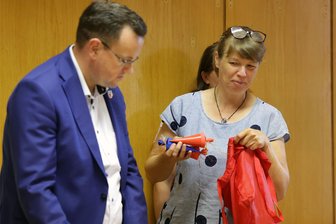 Gemeinderat in Remse: Warum Zuckertüten auf dem Tisch lagen und wer den Bürgermeister vertritt - Gemeinderätin Katrin Nagel hat am Montagabend kleine Zuckertüten verteilt - auch an Bürgermeister Karsten Schultz.