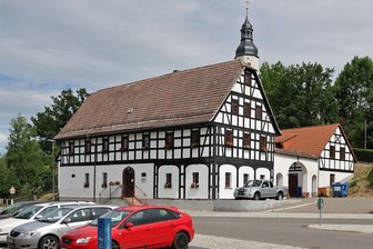 Gemeinderat in Schönberg: Diese drei Frauen und sieben Männer machen künftig Kommunalpolitik - Blick zur Gemeindeverwaltung in Schönberg, wo auch die Sitzungen des Gemeinderates stattfinden.