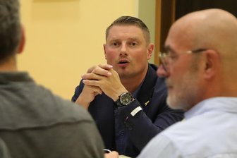 Gemeinderat in Schönheide: Knapp 50 Fragen und zwei Sitzungen an einem Abend - Bürgermeister Thomas Lang während der Gemeinderatssitzung am Dienstagabend.