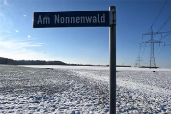 Gemeinderat Kriebstein sagt Nein zum Bürgerentscheid: Wie geht es mit dem Solarpark weiter? - Auf diesem Feld in Grünlichtenberg zwischen Nonnenwald und oberer Dorfstraße ist der Solarpark geplant. Eine Fläche rechts der Strommasten soll nun nicht mehr Teil des Projektes sein.