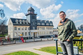 Gemeinderat Neukirchen diskutiert: Kann sich die Gemeinde eine neue Grundschule überhaupt leisten? - Momentan wird ein Teil der Schüler der Grundschule Neukirchen in der ehemaligen Oberschule Adorf unterrichtet. Mit dem Bau einer neuen Grundschule möchte Bürgermeister Sascha Thamm eine gemeinsame Schule schaffen. 