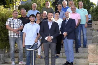 Gemeinderat Schönheide tut sich beim Thema gemeinsames Bauamt schwer - Der neue Gemeinderat von Schönheide mit Bürgermeister Thomas Lang (vorn).