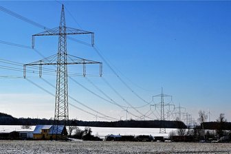 Gemeinderat stimmt Planung für Solarpark in Grünlichtenberg zu - Auf dem derzeit schneebedeckten Feld zwischen den Wohnhäusern und dem Waldrand soll am Rand von Grünlichtenberg der 39 Hektar große Solarpark entstehen. 