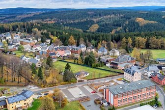 Gemeinderat vergibt Aufträge - Blick auf einen Teil von Grünbach. Das Kispi (rechts unten) soll neueParkplätze erhalten.