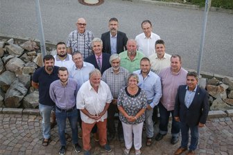 Gemeinderatswahl Hartmannsdorf: Wer sind die Kandidaten? - Der Gemeinderat Hartmannsdorf mit CDU (8), BfH (5), AfD (1) und Linke (1), Bürgermeister Uwe Weinert (r.,CDU).