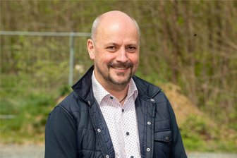 Gemeinderatswahl in Pöhl: Diese Kandidatinnen und Kandidaten wurden gewählt - Erik Jung (Freie Wählervereinigung Pöhl) ist Bürgermeister der Gemeinde Pöhl. Im neuen Rat wird er es mit zwei neuen Gruppierungen zu tun haben.