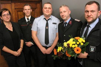 Gemeindewehr Geringswalde besetzt Führungsposten neu - Neuwahl der Gemeindewehrleitung: Bürgermeisterin Sandra Fischer, Kreisbrandmeister Tommy Kühn, der scheidende Wehrchef Robert Sieber, John Thieme und Michal Heinitz (v. l.)