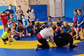 Gemeinsam auf der Ringermatte: Ein vogtländisches Trainingsprojekt macht Schule - Eng ging es zu in der Ringerhalle in Markneukirchen.