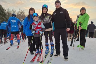 Gemeinsam möglich gemacht: Diese Helfer stemmen einen Riesenslalom in Augustusburg - Jacqueline Schneider, Mathilda und Oskar sowie Mirko Gölker waren alle in den Wettkampf in Augustusburg eingespannt.