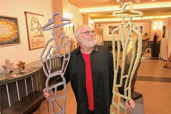 Gemeinsam stark: Holzkünstler aus dem Erzgebirge zeigen ihre Schätze in Aue - Die Künstlergruppe Exponart stellt im Kulturhaus in Aue aus - im Bild Tobias Michael mit seinem Werk "Feminin" und "Maskulin".