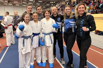 Gemeinsam stark: Karateka des Rochlitzer Stützpunkts glänzen bei Deutscher Meisterschaft in Chemnitz - Erfolgreich im Sportforum: Shayla Müller (Stollberg/Bronze im Einzel), Ralf Ziezio, Mathilde Woldt (Amtsberg), Valentin Leißner, Ronja Schlegel, Daniel Vetters, Nathalie Stahr und Anna Iastrebova (v. l.)