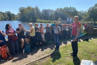 Gemeinsam statt einsam: Begegnung im Grünen bei Singlewanderung in Frankenberg - Volker Mehnert (im Bild vorne) ist Wanderführer der Singlewanderung. Die erste dieser Reihe führte unter anderem zur Sachsenburg. 25 Wanderer waren mit ihm unterwegs.