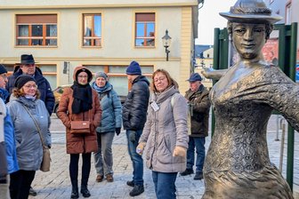 Gemeinsam statt einsam: So lief die Premiere der Single-Stadtführung in Freiberg - Amüsante und informative Anekdoten prägten die Stadtführung für Singles, wie hier am Mittelsächsischen Theater in Freiberg.
