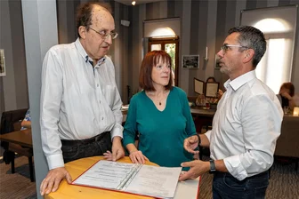 Gemeinsam statt einsam: Wonach sich Singles aus dem Vogtland am meisten sehnen - Horst Dziwok (links) holt sich bei Fragen der Vereinsgründung Hilfe bei Politiker Sören Voigt (rechts). Angelika Fester will Reisen für Singles organisieren.