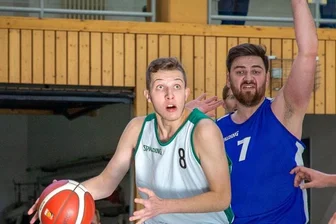 Gemeinsam statt individuell - Der TSV Dittersbach, hier mit Clemens Kersten am Ball, kam vor der neuen Zwangspause auf zwei Punktspiele.