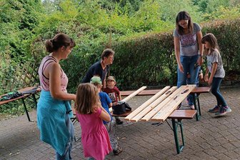 Gemeinsam wachsen: Kinder und Erwachsene gestalten Rochlitzer Pfarrgarten - Gemeinsam stark: Kinder und Erwachsene verschönern den Pfarrgarten.