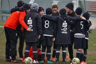 Gemeinsam zum Erfolg - Beim Training der E-Junioren: Co-Trainer Tino Ludwig (in Rot), Trainer André Matthes (Dritter von rechts). 