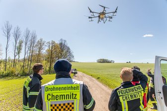 Gemeinsame Ausbildung im Erzgebirge – Drohneneinheiten von Feuerwehr und THW trainieren für den Ernstfall - Die Riesen-Drohne der Firma Drones Chemnitz beeindruckte die Rettungskräfte der Wehren.