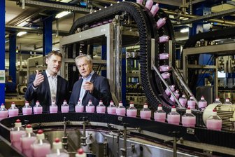 Dr. Dirk Hoffmann von der FIT GmbH (BlueSun Group) und Thomas Horn, Key Account Manager bei der SachsenEnergie AG, in der Produktionshalle in Zittau. Bei einem jährlichen Bedarf von 10 GWh Strom und 7 GWh Erdgas zählt fit zu den größten Energieabnehmern der Region.