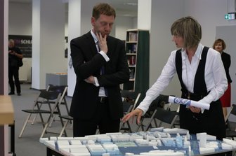 Gemeinsame Pläne für künftiges Theaterquartier - Ministerpräsident Michael Kretschmer und Oberbürgermeisterin Barbara Ludwig an einem Modell der Chemnitzer Innenstadt.