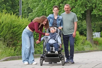 Gemeinsame Spendenaktion: Fußballvereine aus Westsachsen spenden Geld für behinderten Toni - Die Familie Czok hat eine Spende für ein Auto erhalten.