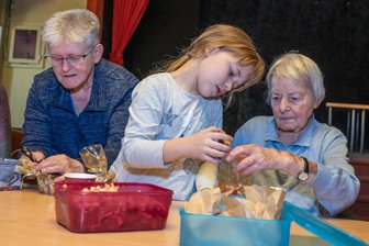 „Gemeinsame Zeit zu Weihnachten ist bedeutsam“: In Wechselburg verbannen Senioren und Kinder die Einsamkeit - Heidi Poppitz (von links), Mathilda und Irmgard Penndorf verpacken Plätzchen.
