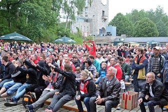Gemeinsames Fußballgucken - FSV Zwickau siegt 1:1 - Rund 800 FSV-Fans fieberten gestern Abend am Westsachsenstadion mit ihrer Mannschaft mit, die im Saarland spielen musste.