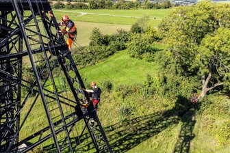 Gemeinsames Training der Höhenretter am Türkschacht in Zschorlau - Eine Rettung vom Türkschacht in Zschorlau.