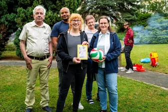 Gemeinschaftliches Grillen: Minderjährige Geflüchtete finden in Kriebethal Unterstützung und Integration - Linken-Kreisvorsitzende und Landtagsabgeordnete Marika Tändler-Walenta übergab von der Landtagsfraktion 300 Euro an Peggy Illig, Leiterin der Einrichtung (beide vorn, mit den Helfern Holger Zimmermann, Marvin Javane und der Betreuerin Martina Merkel im Hintergrund).