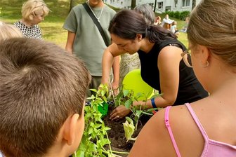 Gemeinschaftsgarten: Wie ein Chemnitzer Wohnblock gemeinsam ackern will - Spatenstich am Hochbeet: Die Bewohner des Wohnblocks an der Usti nad Labem-Straße pflanzen gemeinsam Chilis, Basilikum und Schnittlauch.