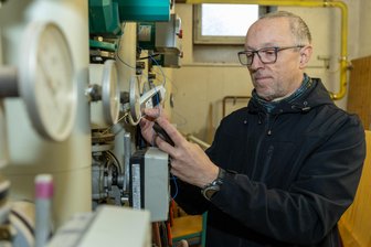 Gemischte Bilanz des Ellefelder Energiemanagers: Verbrauch teils gesunken, aber mehr bezahlt – woran liegt das? - Michael Rink ist kommunaler Energiemanager in Ellefeld. Jetzt hat er vorgestellt, wie viel Energie und Kosten in der Gemeinde 2024 eingespart werden konnten.