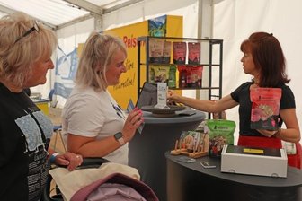Gemischte Gefühle auf Verbrauchermesse Ergeba - Sylvie Lutz (rechts) stellte Mandy Ebert (Mitte) und Ines Krauß auf der Messe Produktneuheiten vor. 