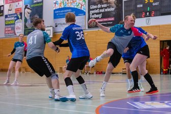 Gemischte Teams und spannende Spiele: Erster sächsischer Hochschulmeister im Handball gekürt - Das Team der Bergakademie Freiberg (in Grau) sicherte sich gegen die TU Dresden Platz 3.