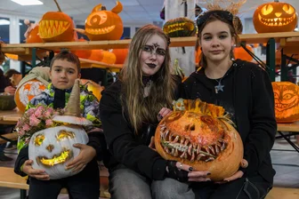 Gemüsefratzen leuchten in vogtländischem Pavillon um die Wette - Den schönsten Kürbis präsentierte Luka Mesaros (9), Lisa Weichsel (12) und Felicia Müller (12) den gruseligsten.