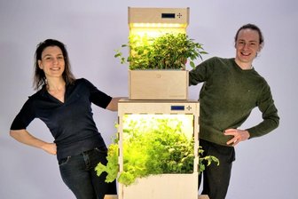 Gemüsegarten ohne Erde: Chemnitzerin gründet Start-up in der Schweiz - Jenny Held und Alexander Smirnow mit ihrem automatischen Garten. Das untere Modell haben sie selbst in Handarbeit hergestellt. Das obere soll nun in größerer Stückzahl produziert werden. 