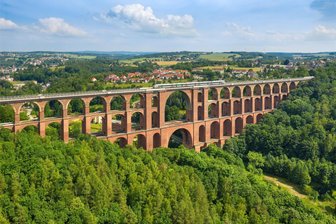 „Gemütlich und gepflegt“ - so schön ist es im Vogtland: Wie sich Urlauber bei einer Befragung über die Region äußern - Die Göltzschtalbrücke in Mylau zieht nicht erst seit der ZDF-Fernsehserie „Mandat für Mai“, die im Frühjahr ausgestrahlt wurde, Touristen an.
