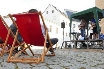 Gemütliches Flair und ein Debüt kommen beim Publikum gut an - Auch bei der Band Norris, einem "vertonten Herrengedeck" aus Leipzig, waren die Liegestühle im Zschopauer Schlosshof gut gefüllt.