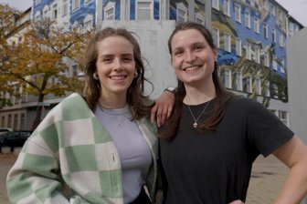 Gen Z in Ostdeutschland: Westdeutsche machen immer noch Bananenwitze - Vanessa Beyer (links) und Lisa Trebs (rechts) arbeiten zusammen am Filmprojekt (K)Einheit.